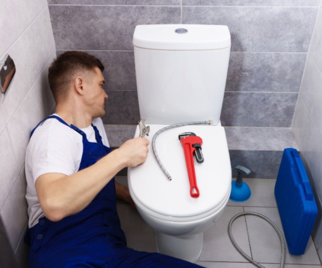 Technicien intervenant sur un WC bouché
